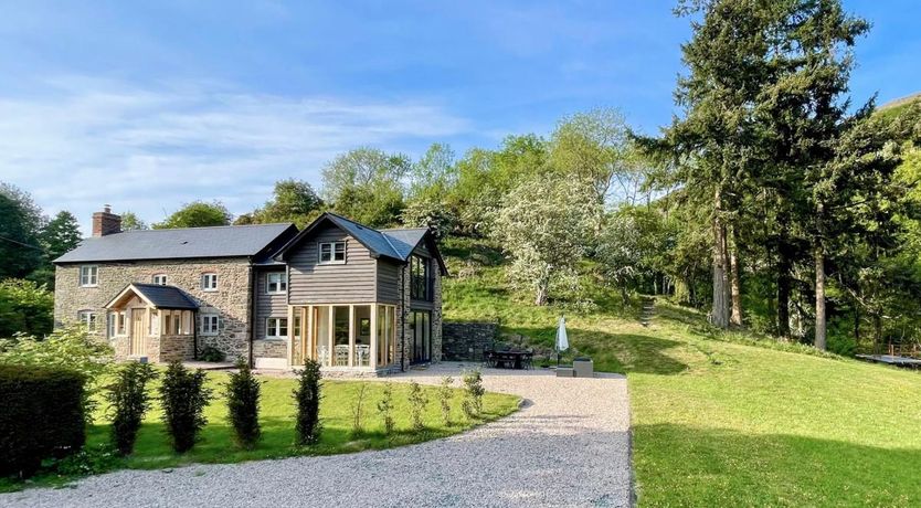 Photo of 4 Bed in Old Church Stoke