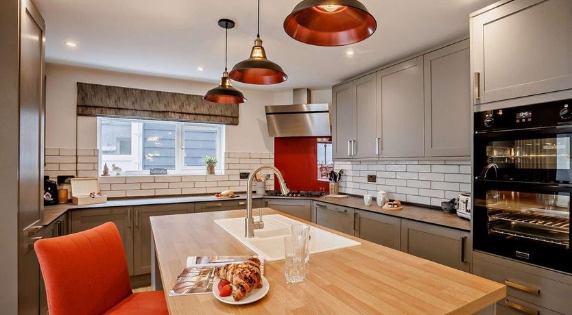 Photo of 5 Bed in Westward Ho