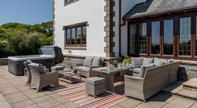 Photo of 6 Bed in Higher Clovelly