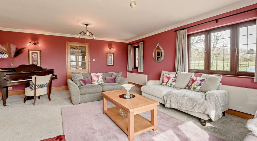 Photo of 6 Bed in Higher Clovelly