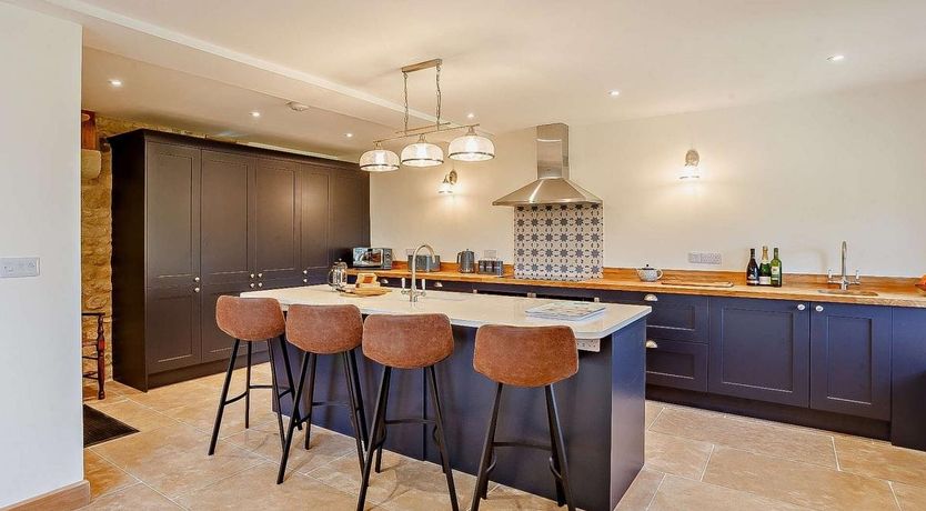 Photo of 4 Bed in Melbury Abbas