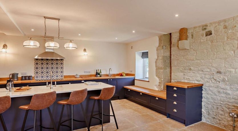 Photo of 4 Bed in Melbury Abbas