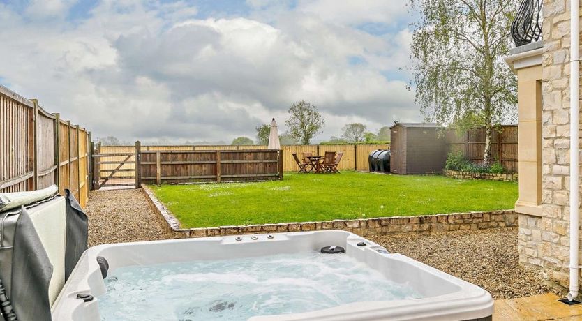 Photo of 5 Bed in Meare