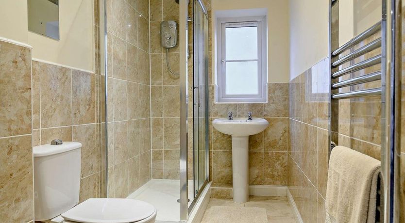 Photo of 5 Bed in Meare