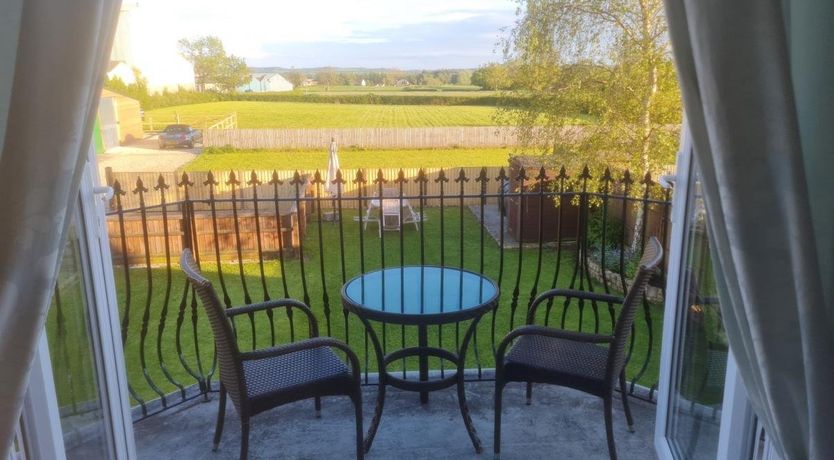 Photo of 5 Bed in Meare