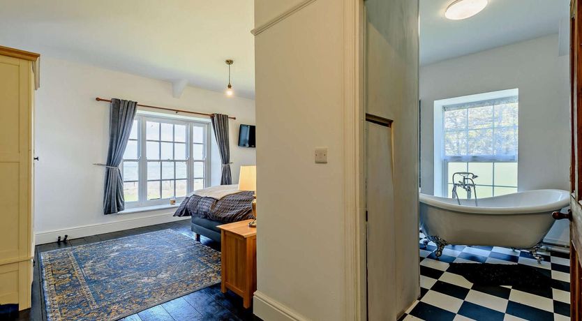 Photo of 5 Bed in Lampeter