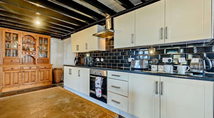 Photo of 5 Bed in Lampeter