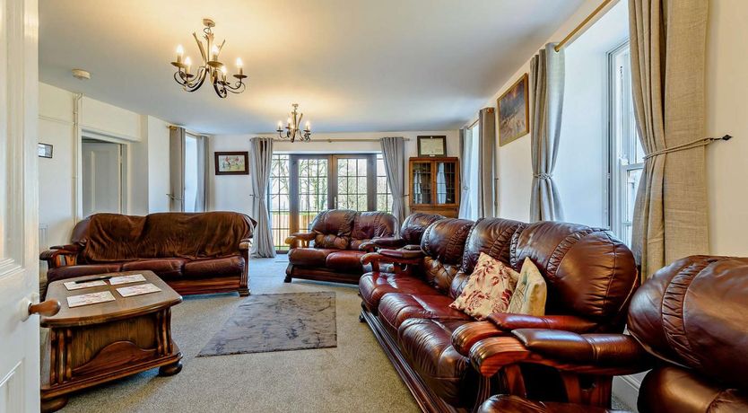 Photo of 5 Bed in Lampeter