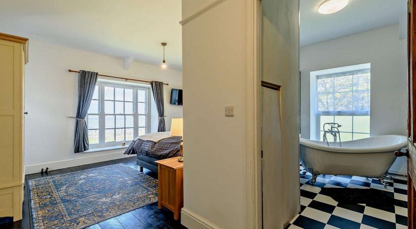 Photo of 5 Bed in Cwmann