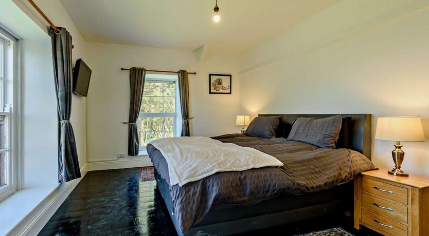 Photo of 5 Bed in Cwmann