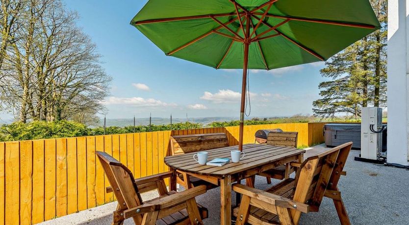 Photo of 5 Bed in Cwmann