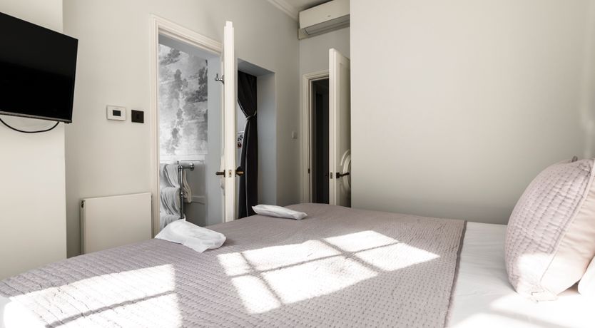 Photo of The Queen's Nod