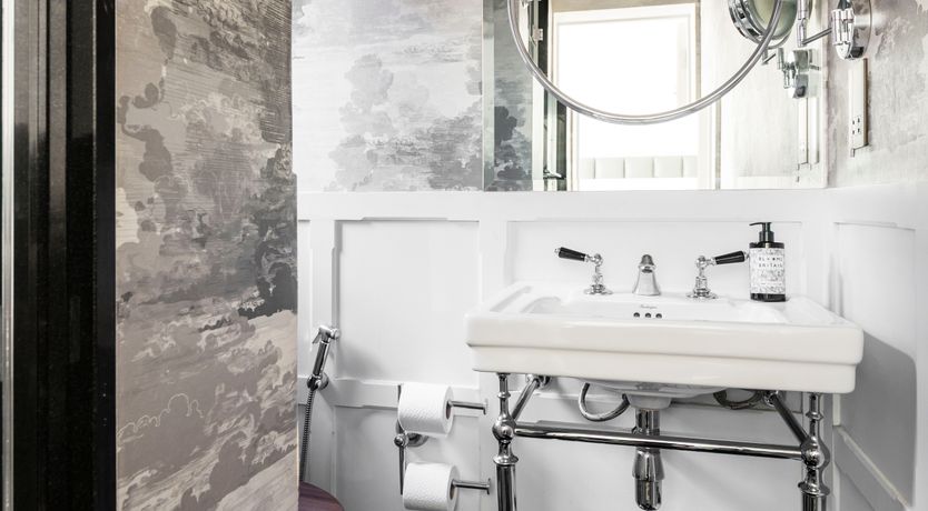 Photo of The Queen's Nod