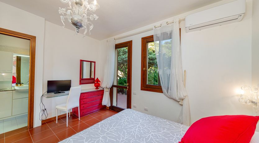 Photo of Apples & Oranges