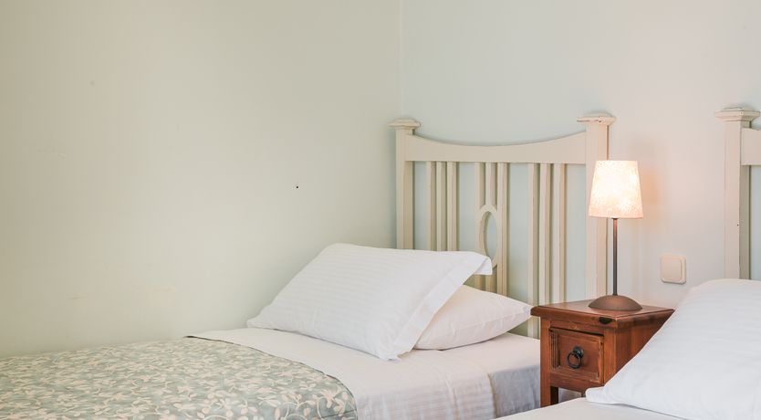 Photo of Honeycomb & White