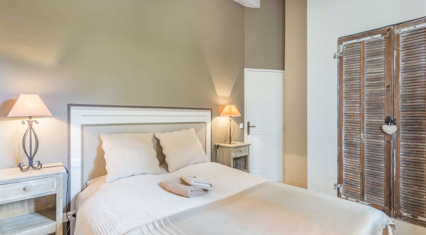 Photo of Chic & Buzzy