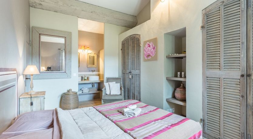 Photo of Chic & Buzzy