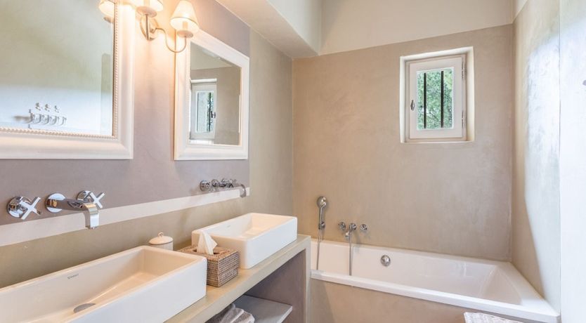 Photo of Chic & Buzzy