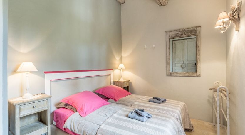 Photo of Chic & Buzzy