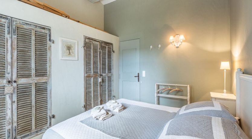 Photo of Chic & Buzzy