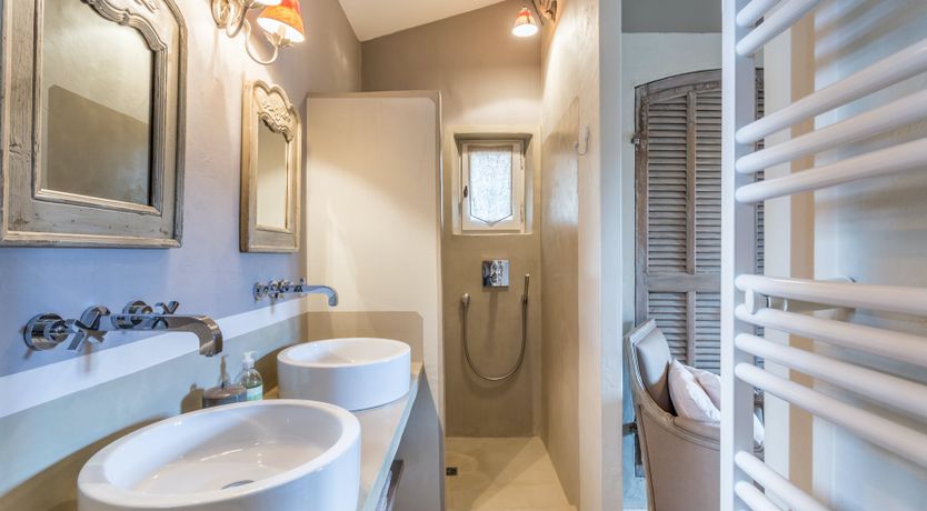 Photo of Chic & Buzzy