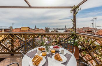 Tintoretto's Vistas Apartment