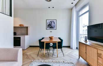 The Impressionist's Atelier Apartment