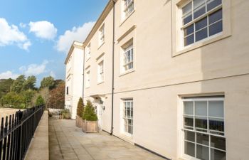 Bath Stone & Blooms Apartment