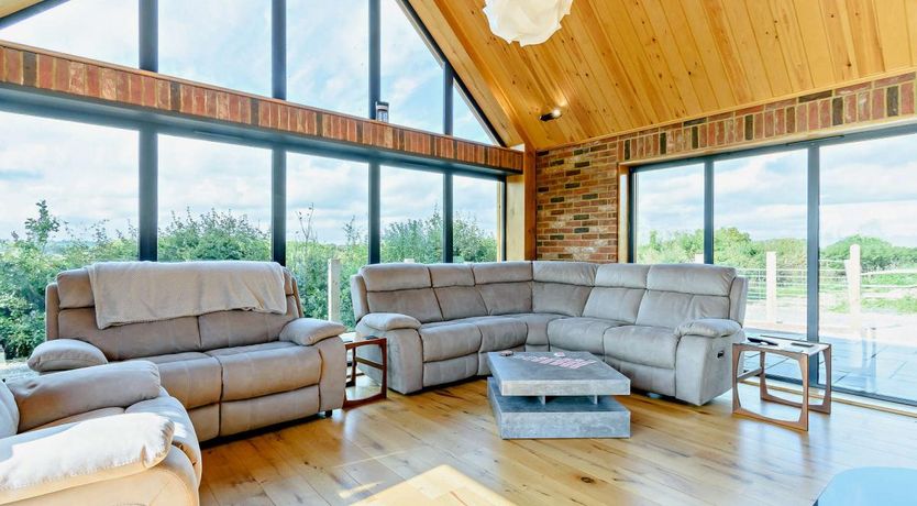 Photo of 4 Bed in Bodle Street Green