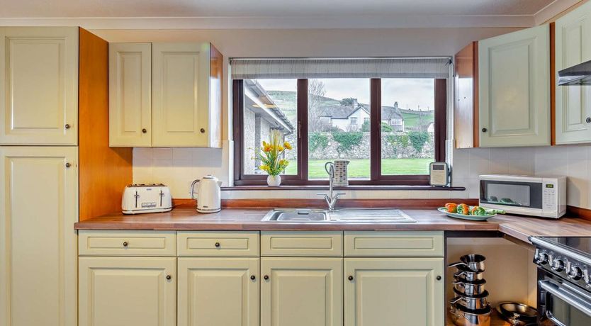 Photo of 4 Bed in Llwyngwril