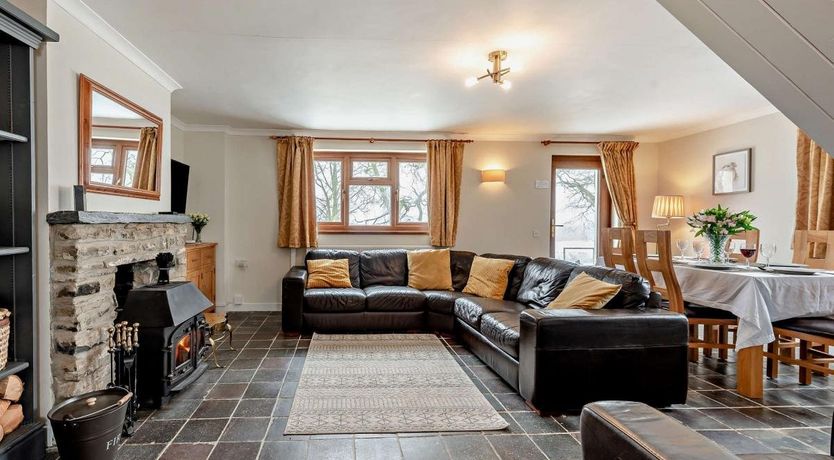 Photo of 3 Bed in Llanllwni