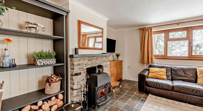 Photo of 3 Bed in Llanllwni