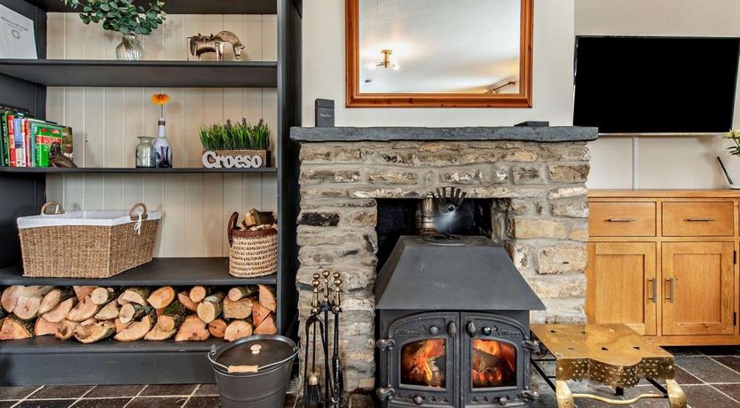 Photo of 3 Bed in Llanllwni