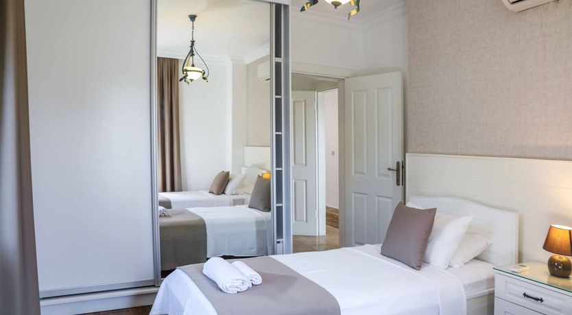 Photo of Flight of the Redwing