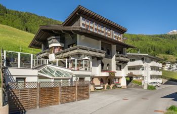 Nadine Apartment 2 Holiday Home