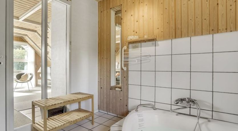 Photo of "Wale" - 3.3km from the sea