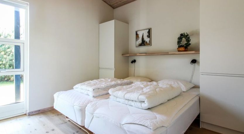 Photo of "Elicia" - 950m from the sea