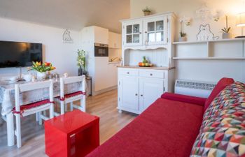 Dina with parking and shared pool Apartment 3 Holiday Home