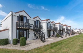 Isabelle with parking and shared pool Holiday Home