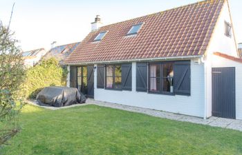 V32 with parking and shared pool Holiday Home 7 Holiday Home