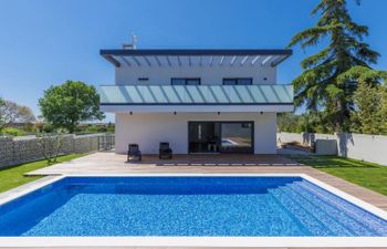 Villa Dora Holiday Home