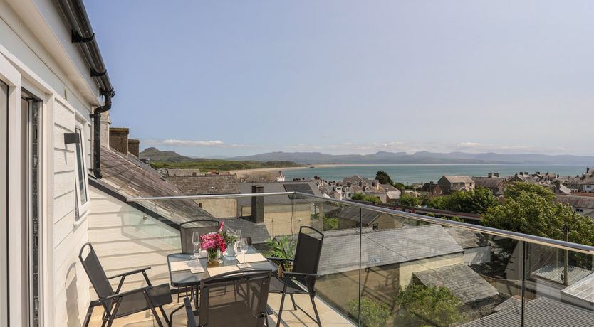 Photo of Golygfa'r Gastell / Castle View