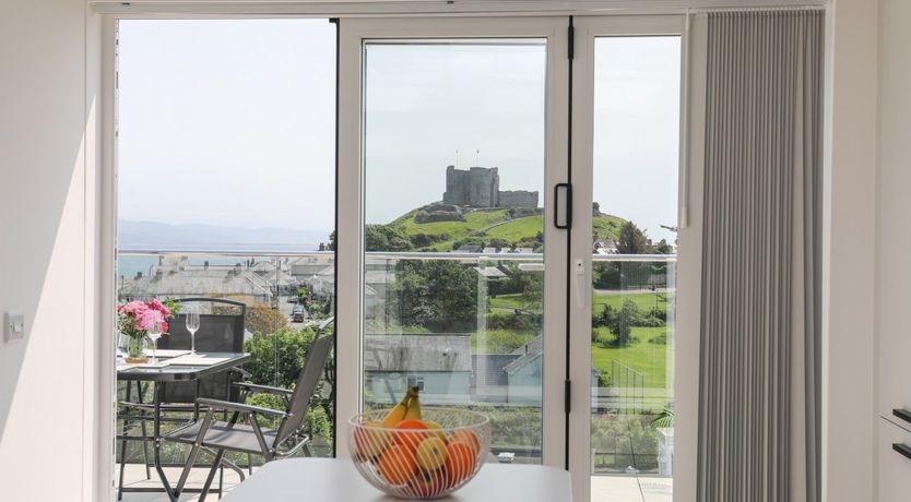 Photo of Golygfa'r Gastell / Castle View