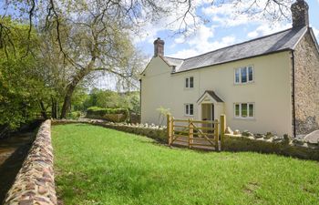 Riverbank Holiday Cottage