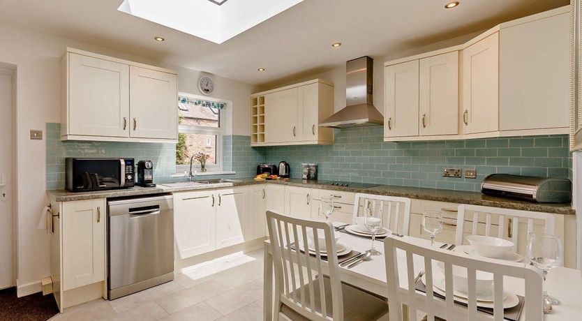 Photo of 3 Bed in Low Newton by the Sea