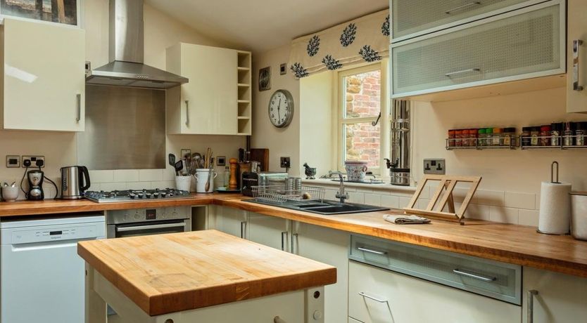 Photo of 4 Bed in Ingoldisthorpe