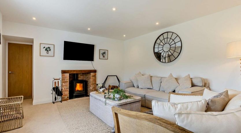 Photo of 4 Bed in Weare Giffard