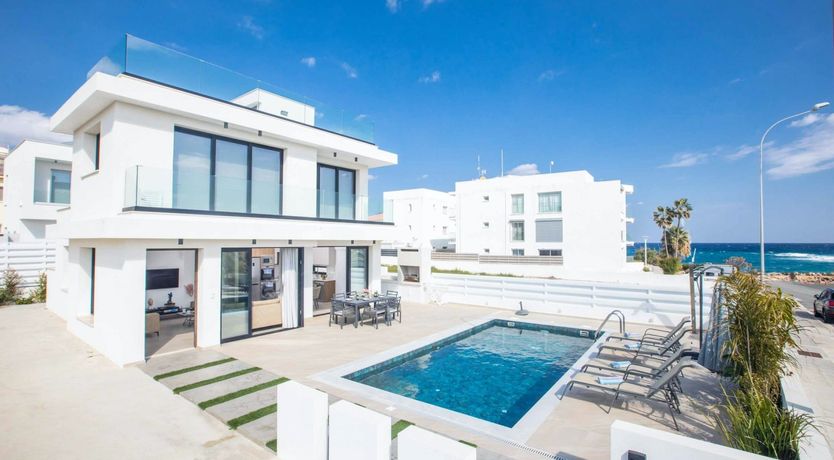 Photo of Moon on the Horizon