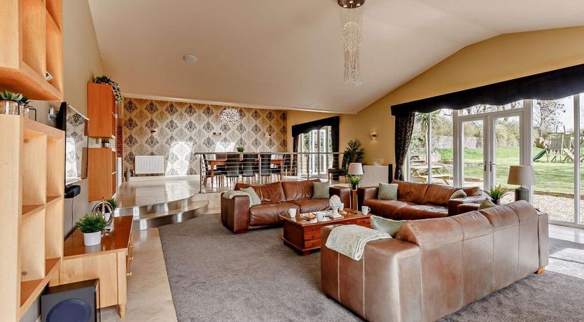 Photo of 6 Bed in Ellington