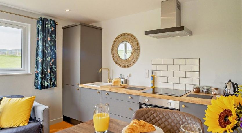 Photo of 1 Bed in Roud